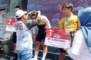 Tampak PJ Sekda Kuningan, DR Wahyu Hidayah saar mengalungkan medali kepada pemenang Tdl ke-6.